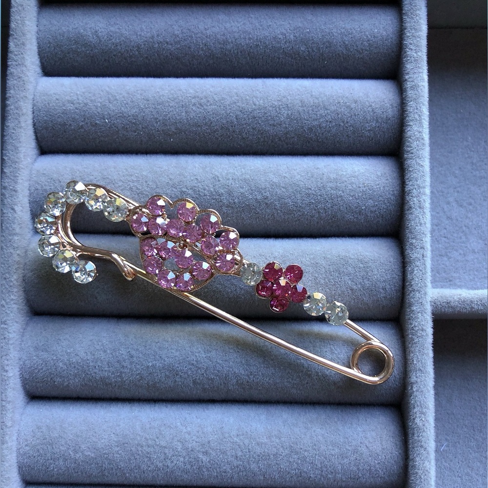 🌟🌟Elegant Pink and Silver Crystal Brooch